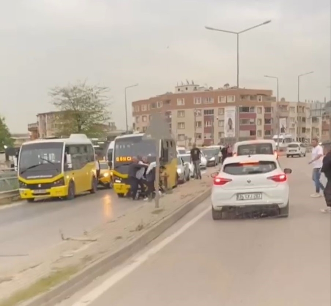 Yol ortasında yumruklu sopalı kavga!