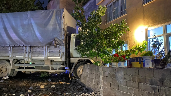 Kamyonun freni boşaldı! Faciadan dönüldü