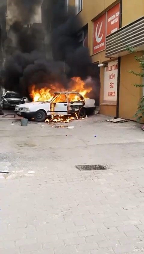 Bursa'da otomobiller bir anda alevler içinde kaldı