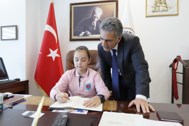 Başkan Şükrü Deviren makamını çocuklara devretti