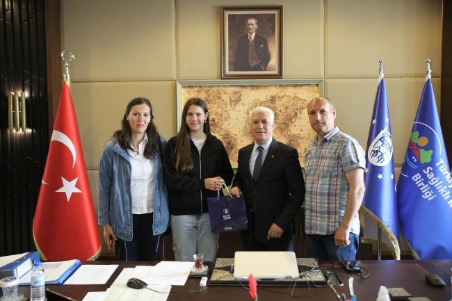 Bursa'da başarılı çocuklar ödüllendirildi