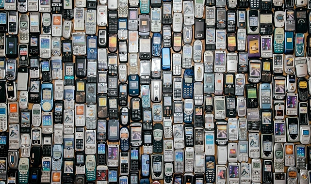 Eski cep telefonlarının inanılmaz fiyatları şoke ediyor