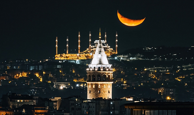 Çamlıca Cami, Galata Kulesi ve hilal aynı karede