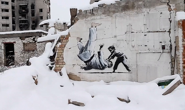 Savaşın yıktığı binalarda Banksy grafitileri