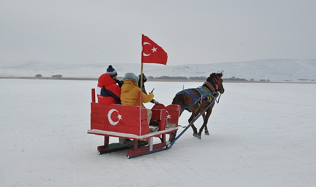 Kars’ta buz üstünde atlı kızakla gezdiler