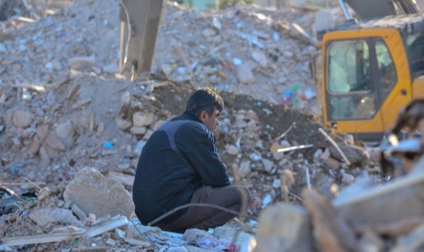 Deprem bölgesinden yürek yakan kareler