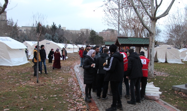 Depremzedeler için çadır kentler kuruldu