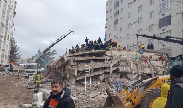 Enkaz başlarında umutlu bekleyiş...