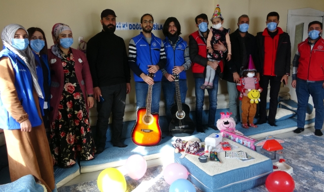 Lösemili çocuğa evinde doğum günü sürprizi