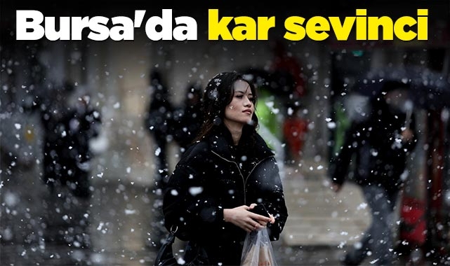 Bursa'da şehir merkezinde kar sevinci