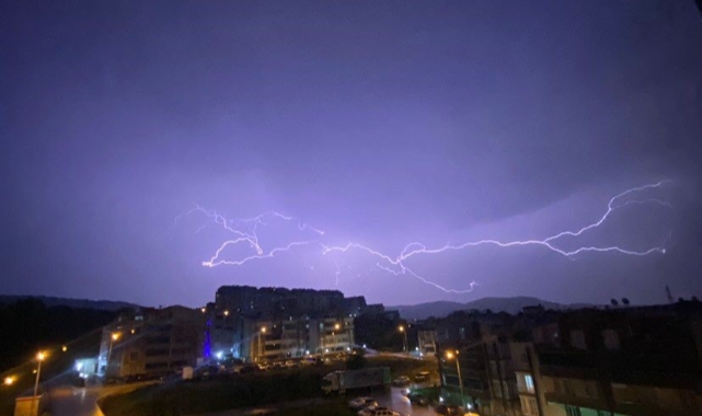 Bursa'da şimşekler geceyi böyle aydınlattı