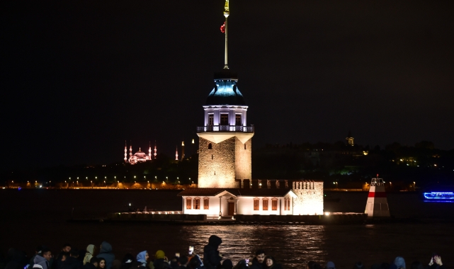 Kız Kulesi ışık gösterileriyle İstanbullularla buluştu