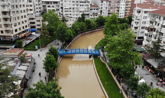 Sağanaklar Porsuk Çayı'nı kahverengiye boyadı