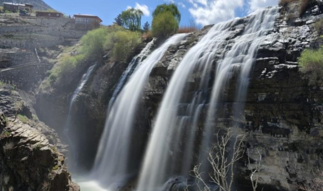 Tortum Şelalesinde turizm sezonu açıldı