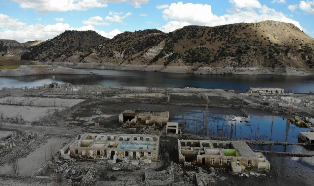 Kars’ta su çekildi, köy ortaya çıktı