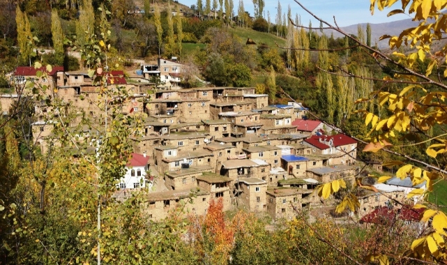 Hizan’ın taş evlerinde sonbahar güzelliği