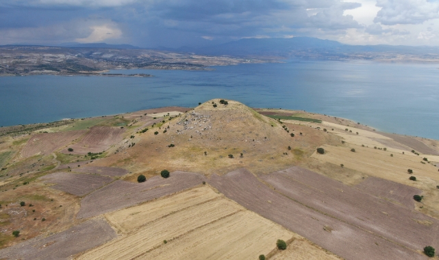 Elazığ'daki höyük manzarası ile dikkat çekiyor