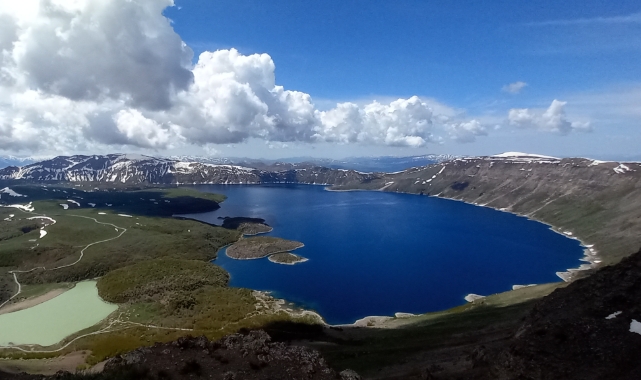 Nemrut Kalderası'nın bir yanı kar bir yanı bahar
