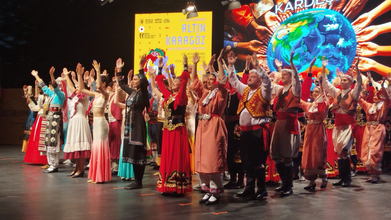 37. Uluslararası Altın Karagöz Halk Dansları Yarışmasından renkli görüntüler
