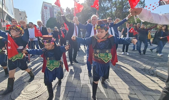 2 bin 500 öğrenci caddede zeybek oynadı