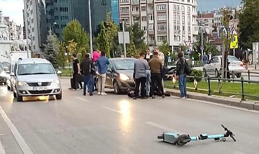 2 kişinin bindiği elektrikli scootera otomobil çarptı