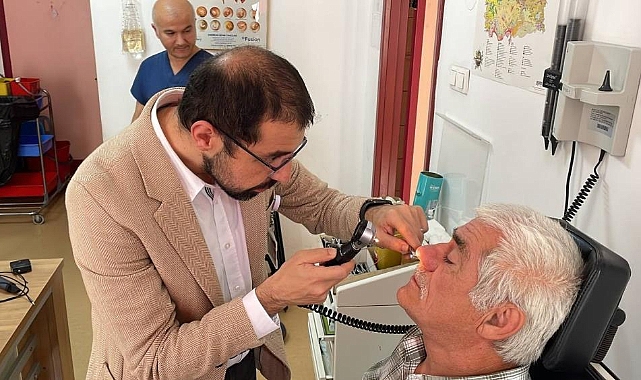 50 yıldır yüzünde mermiyle yaşadı