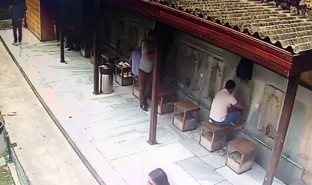 Abdest alacakmış gibi yaptı, ceketten 10 bin dolar çaldı