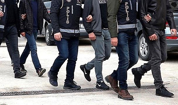 Ağaçlık alanda gizlenen kaçak göçmenler yakalandı