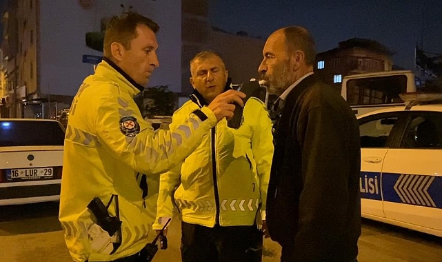 Alkollü sürücü pes dedirtti: Araçta dişlerini aradı
