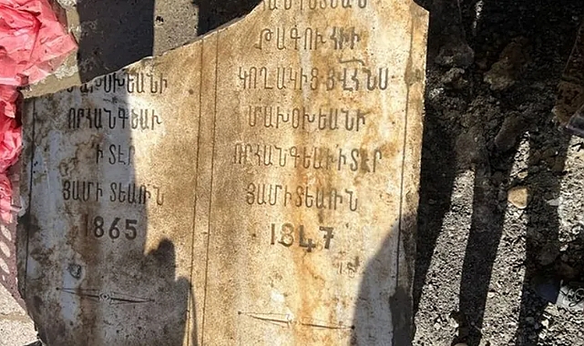 Altyapı çalışması kazısında mezar taşı bulundu