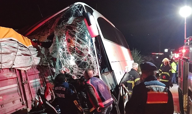 Amasya'da feci kaza! Yolcu otobüsü ile kamyon çarpıştı