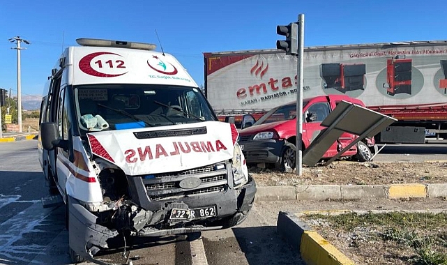 Ambulans ile hafif ticari araç çarpıştı: Ölü ve yaralılar var