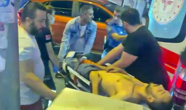 Antalya'da iki gencin kavgasına karışan kişi kasığından bıçaklandı