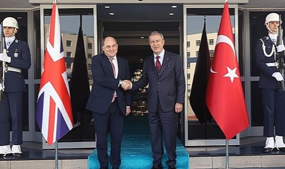 Bakan Akar, İngiliz mevkidaşıyla görüştü