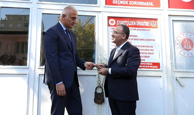 Bakan Bozdağ Cezaevi'nin anahtarını Bakan Ersoy'a teslim etti