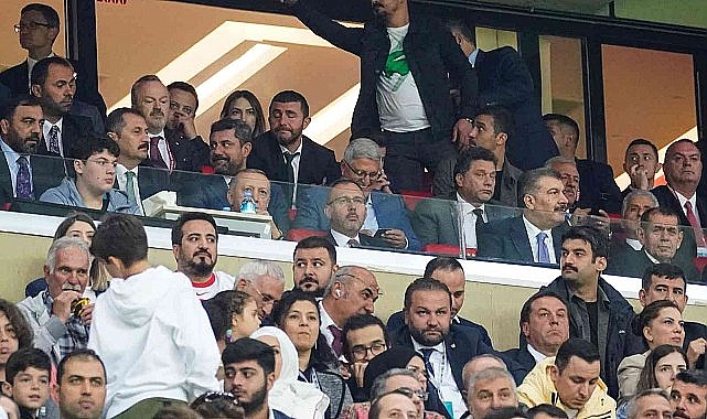 Bakan Kasapoğlu: Futbolcular ve teknik ekibi gönülden kutluyorum
