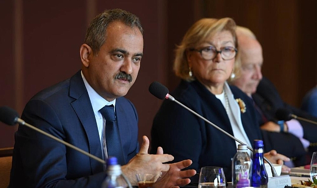 Bakan Özer, Eğitim Reformu Girişimi yöneticileriyle bir arada