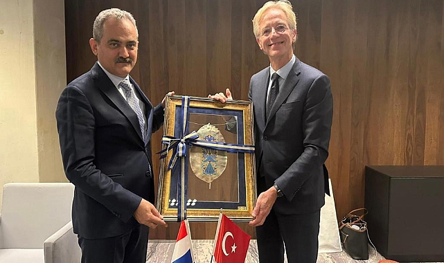 Bakan Özer, Hollandalı mevkidaşı ile bir araya geldi