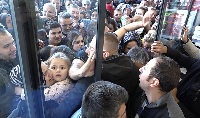 Bursa'da alışveriş çılgınlığı...Birbirlerini ezdiler