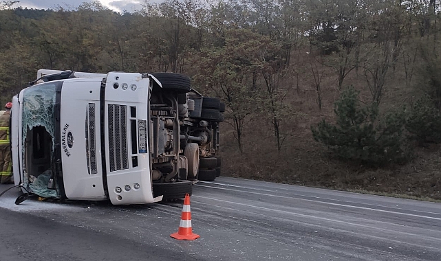 Bursa'da kontrolden çıkan kamyon devrildi