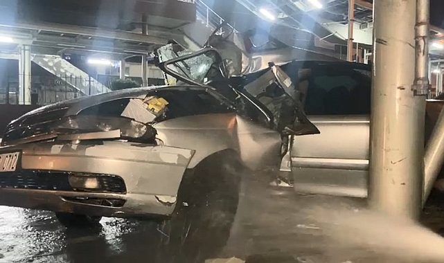 Bursa'da kontrolünü kaybeden sürücü üst geçidin ayağına çarptı