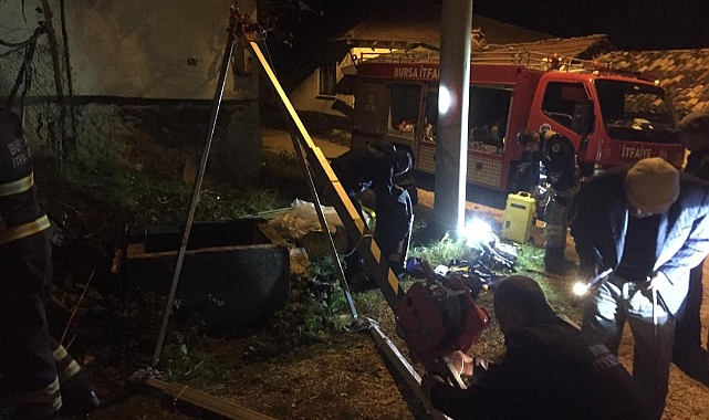 Bursa'da kuyunun dibindeki koyunu itfaiye kurtardı