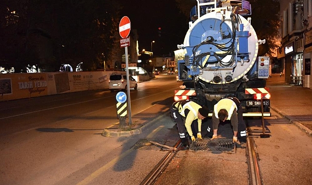 Bursa'da mazgallar gece temizleniyor