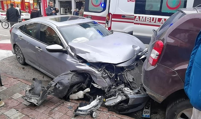 Bursa'da sara nöbeti geçiren sürücü araçlara çarptı