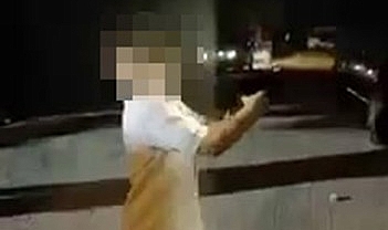 Çocuğun eline silah verilen görüntüler dehşete düşürdü