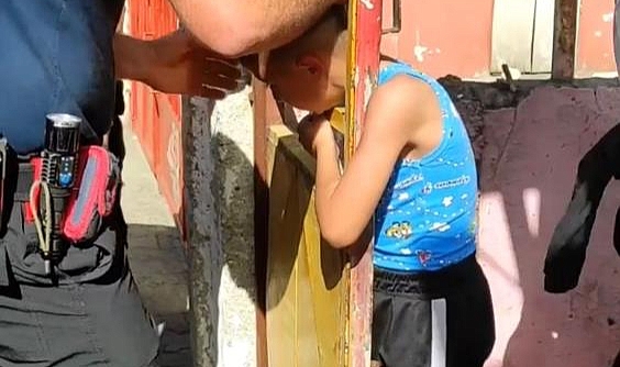 Demir kapıya sıkışan çocuğa itfaiye eli