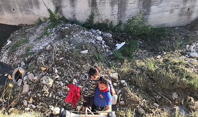 Derede mahsur kalan çocukların yardımına itfaiye yetişti