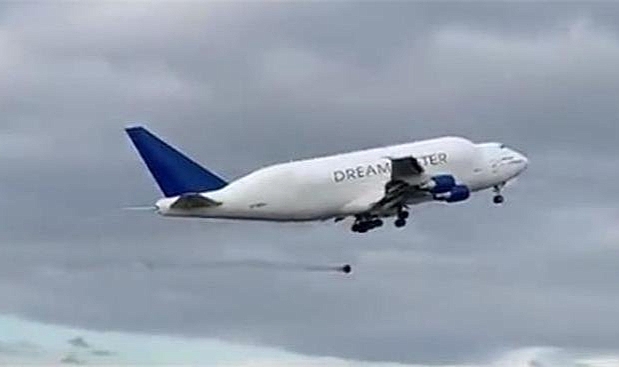 Dev kargo uçağından 100 kiloluk tekerlek düştü