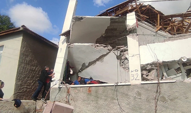 Doğalgaz patlaması: 2 katlı ev çöktü, enkazda kalan çocuk aranıyor