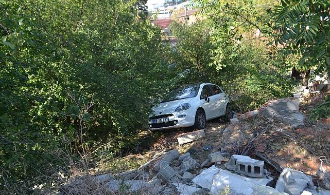 El freni çekilmeyen otomobil araziye uçtu